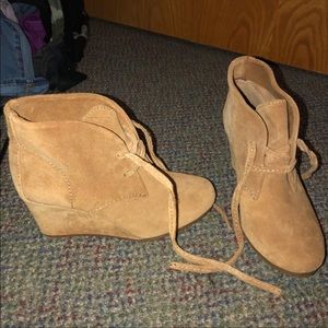 Gianna Binni tan suede wedges